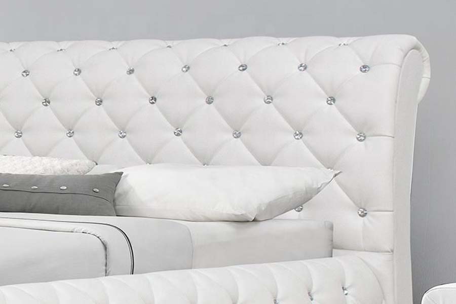 1586 เตียงหุ้มโครงไม้เนื้อนุ่มหนัง PU สีขาว