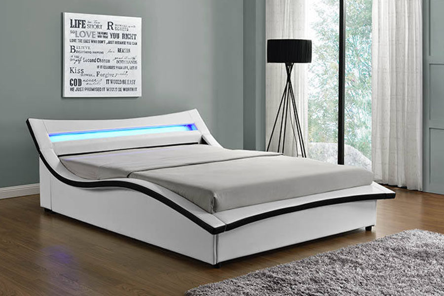 1877 โครงเตียงหุ้มหนัง PU หรูหรา LED